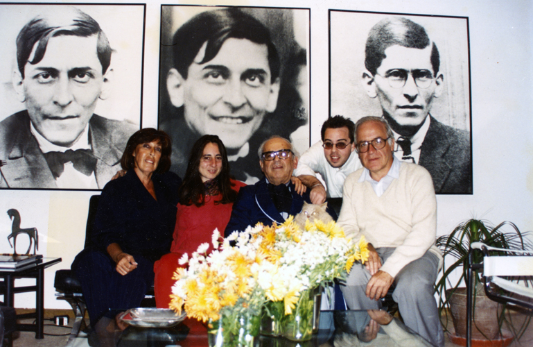 Rosa María Ezeta de Mariátegui, Lucia Lorenzini, Javier Mariátegui Chiappe (con el gato Samir en sus manos), José-Carlos Mariátegui Ezeta y Antonio Melis, Lima, 1995
